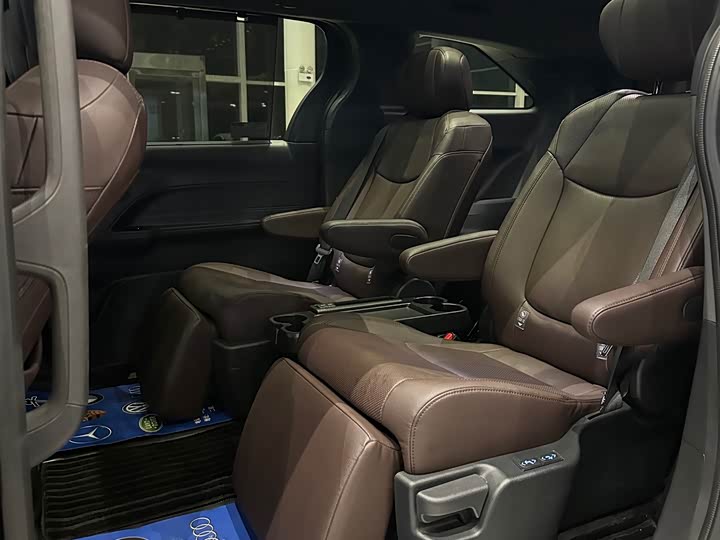 Фото 9 - Toyota Granvia