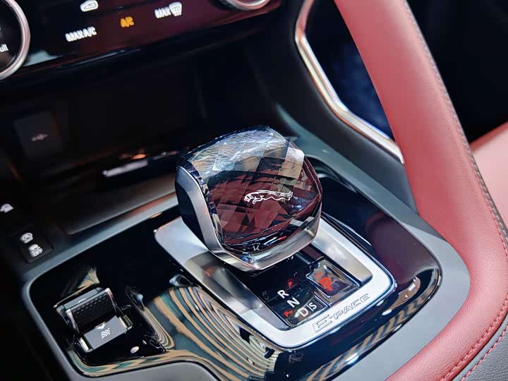 Фото 10 - Jaguar E-Pace