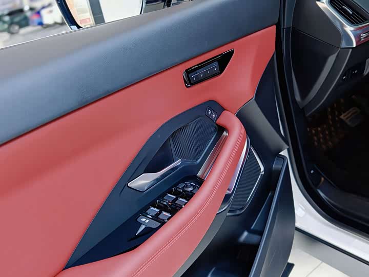 Фото 11 - Jaguar E-Pace