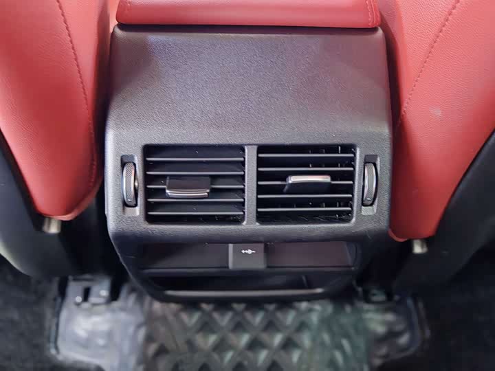 Фото 9 - Jaguar E-Pace