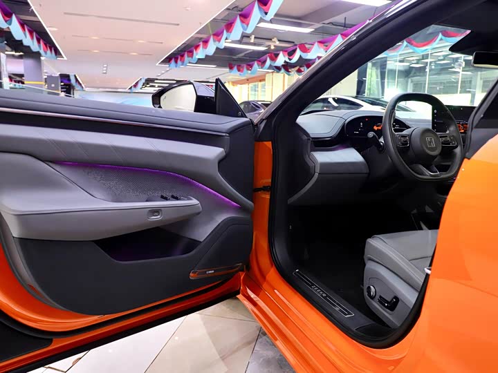 Фото 12 - Zeekr 001