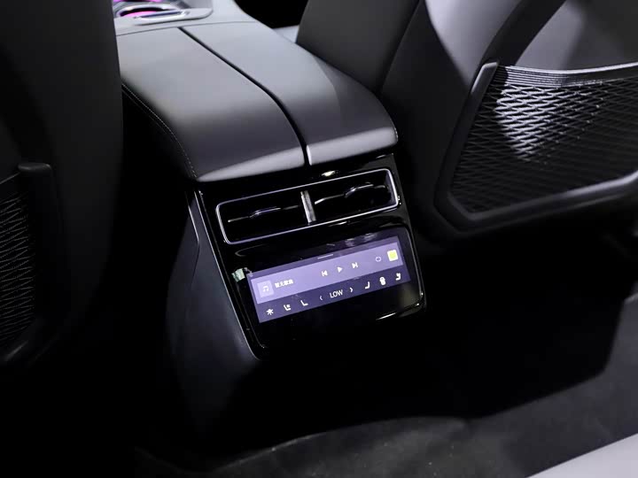 Фото 23 - Zeekr 001