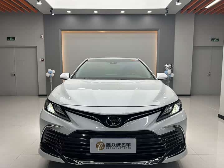 Фото 2 - Toyota Camry