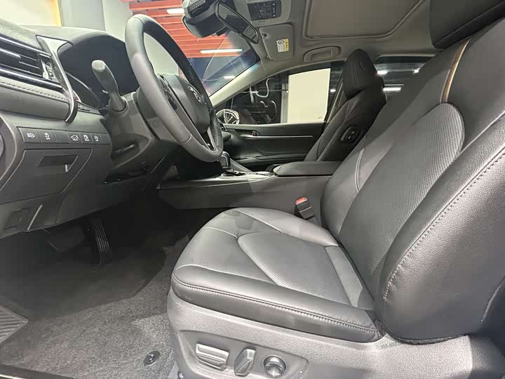 Фото 8 - Toyota Camry