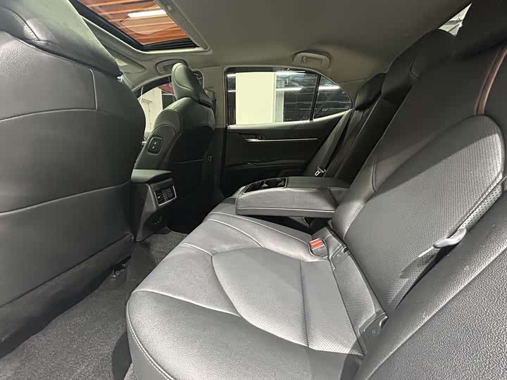 Фото 9 - Toyota Camry