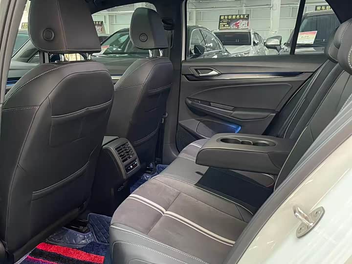 Фото 16 - Volkswagen Golf