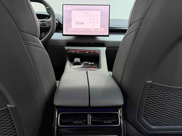 Фото 8 - Zeekr 001