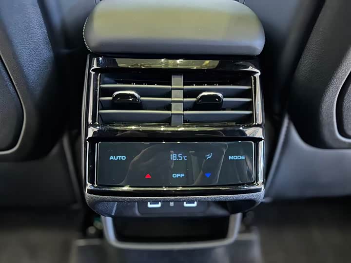 Фото 21 - Geely Monjaro