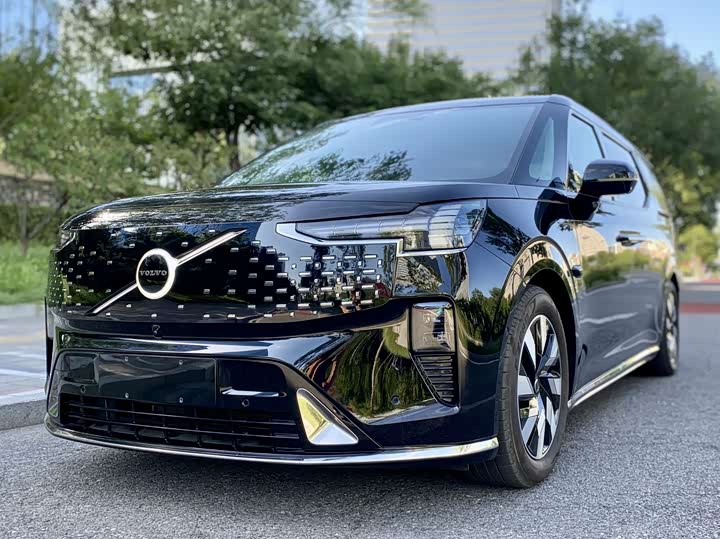 Фото 1 - Volvo EM90