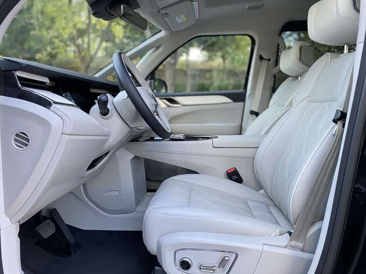 Фото 10 - Volvo EM90