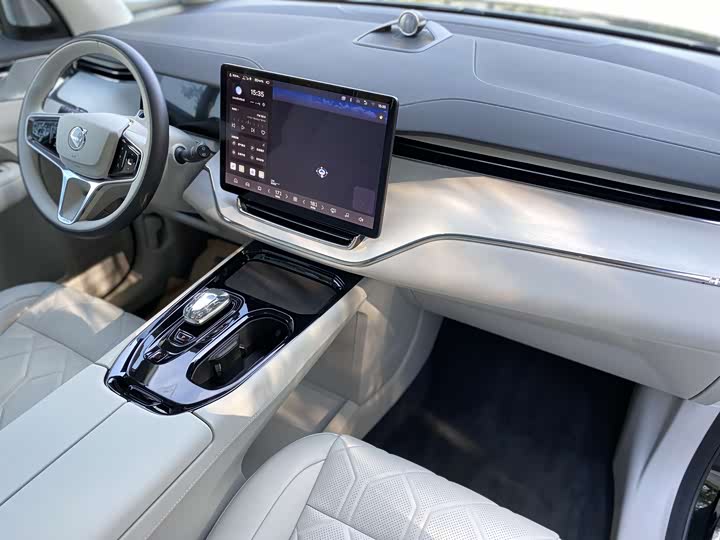 Фото 13 - Volvo EM90