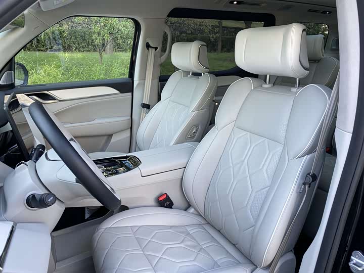 Фото 14 - Volvo EM90