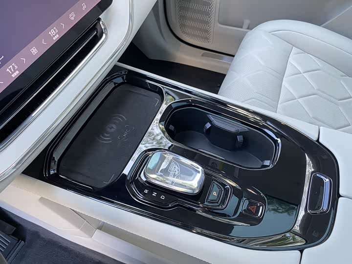 Фото 15 - Volvo EM90