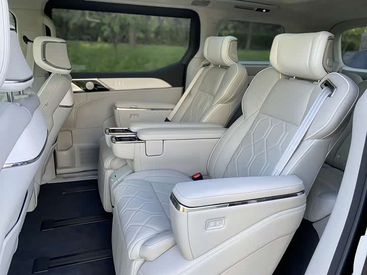 Фото 16 - Volvo EM90