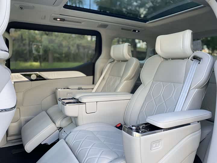 Фото 17 - Volvo EM90