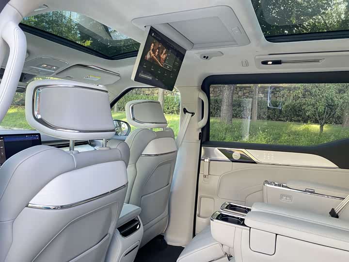 Фото 19 - Volvo EM90