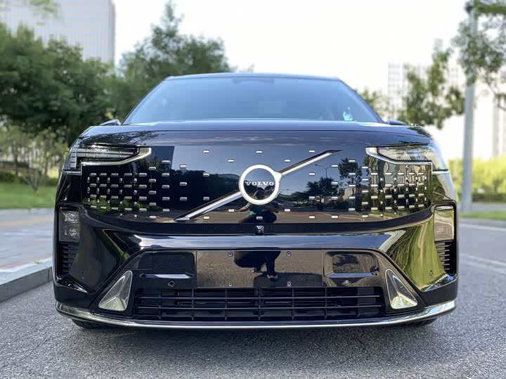 Фото 2 - Volvo EM90