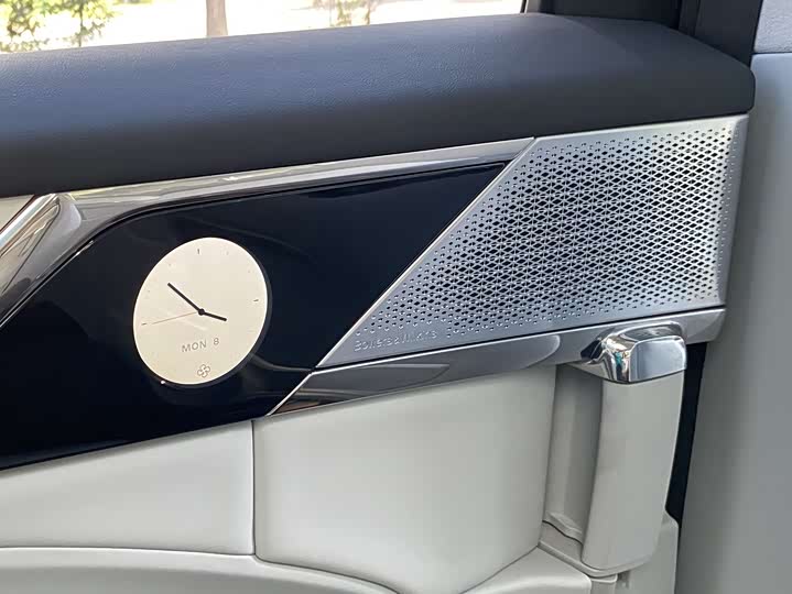 Фото 21 - Volvo EM90