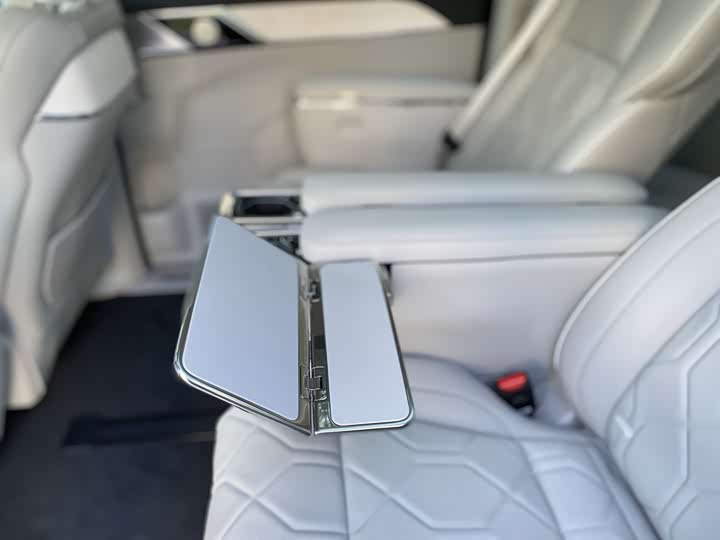 Фото 22 - Volvo EM90