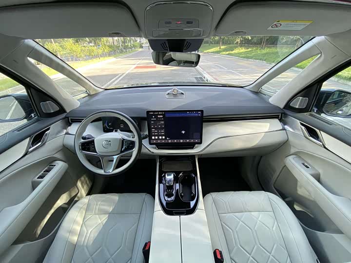 Фото 24 - Volvo EM90