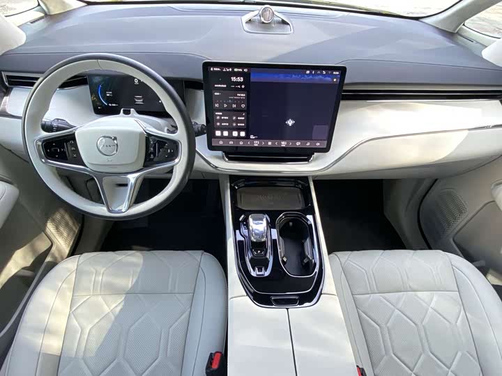 Фото 25 - Volvo EM90