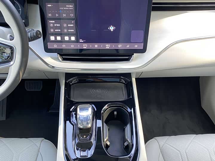 Фото 26 - Volvo EM90