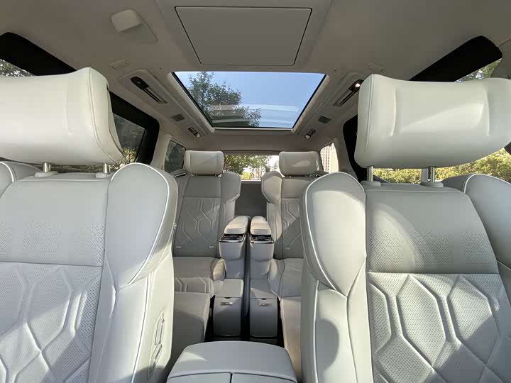 Фото 27 - Volvo EM90