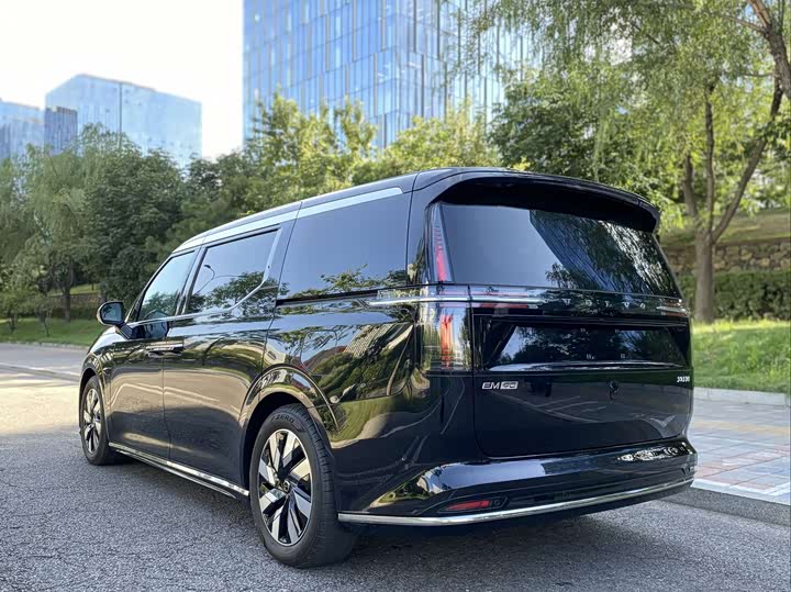 Фото 3 - Volvo EM90