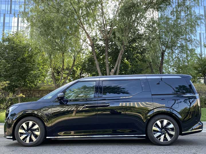 Фото 5 - Volvo EM90