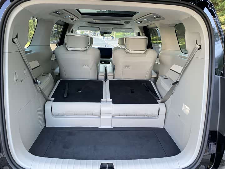 Фото 8 - Volvo EM90