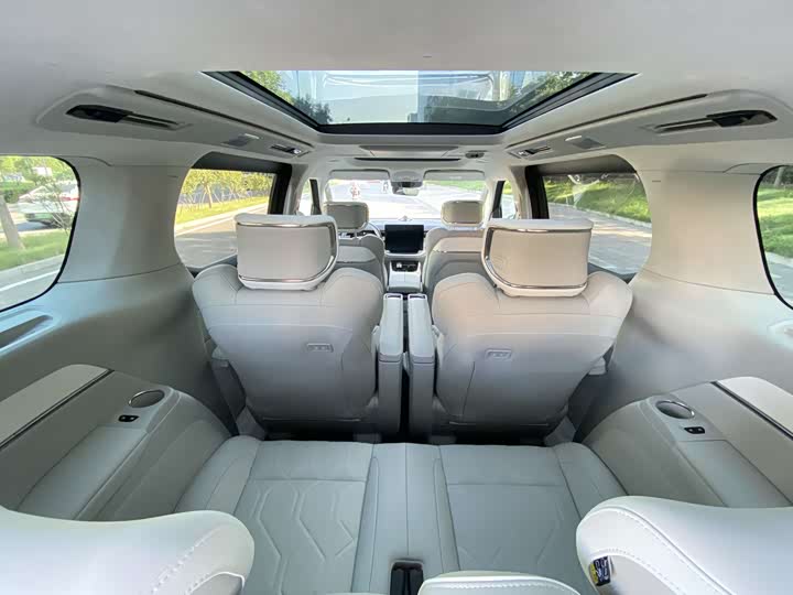 Фото 9 - Volvo EM90