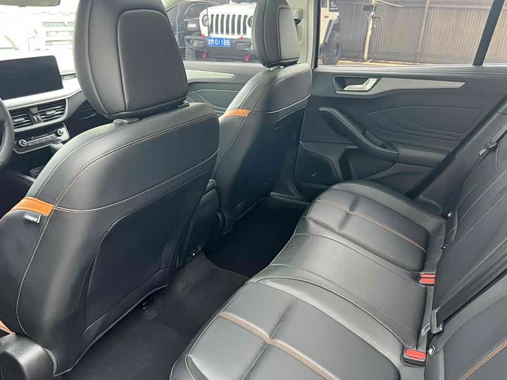 Фото 8 - Ford Focus