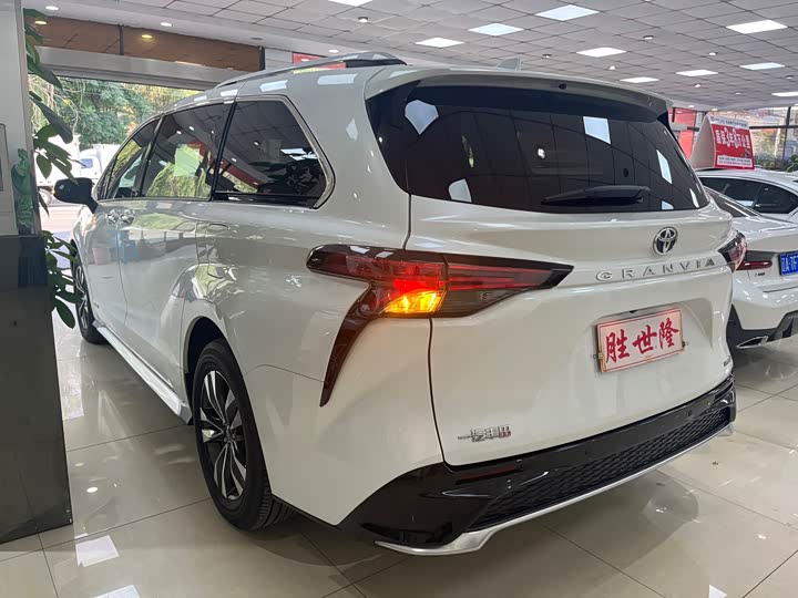 Фото 4 - Toyota Granvia