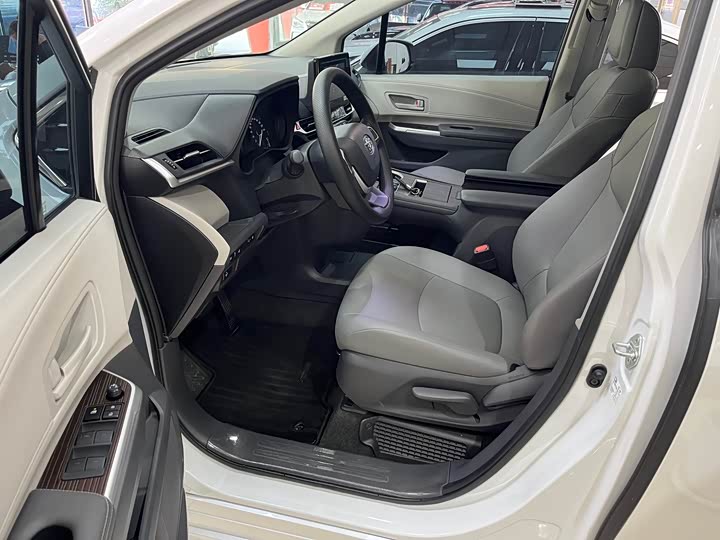 Фото 6 - Toyota Granvia