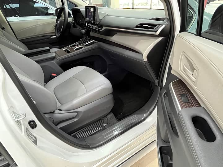 Фото 8 - Toyota Granvia