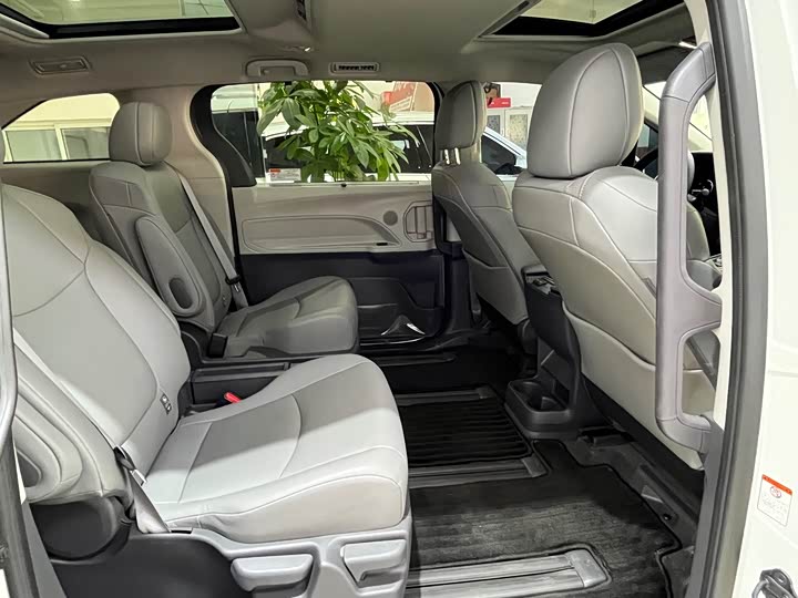 Фото 9 - Toyota Granvia