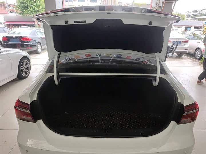 Фото 19 - Roewe i6