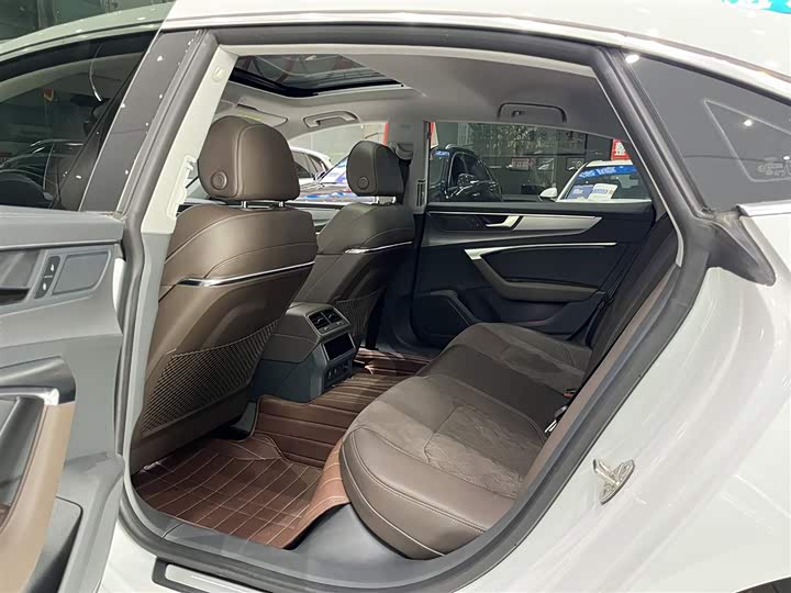 Фото 18 - Audi A7L