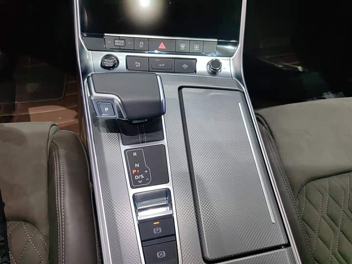 Фото 9 - Audi A7L