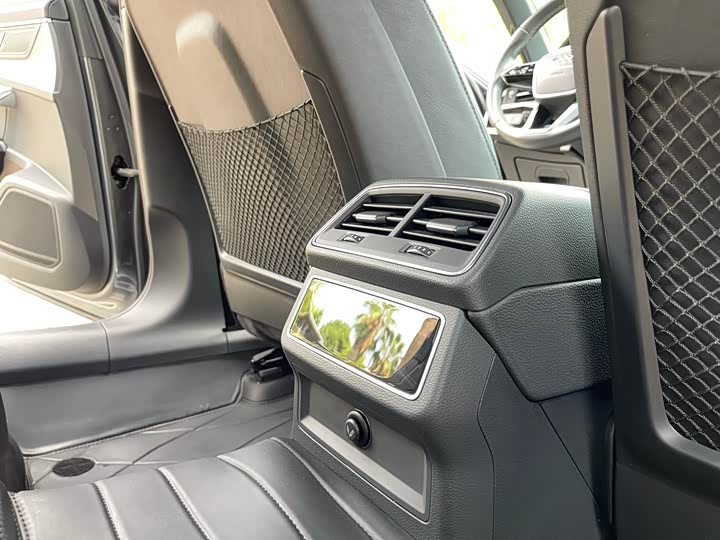 Фото 12 - Audi A6L