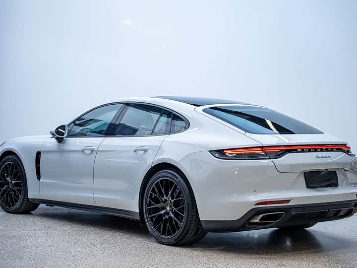 Фото 14 - Porsche Panamera