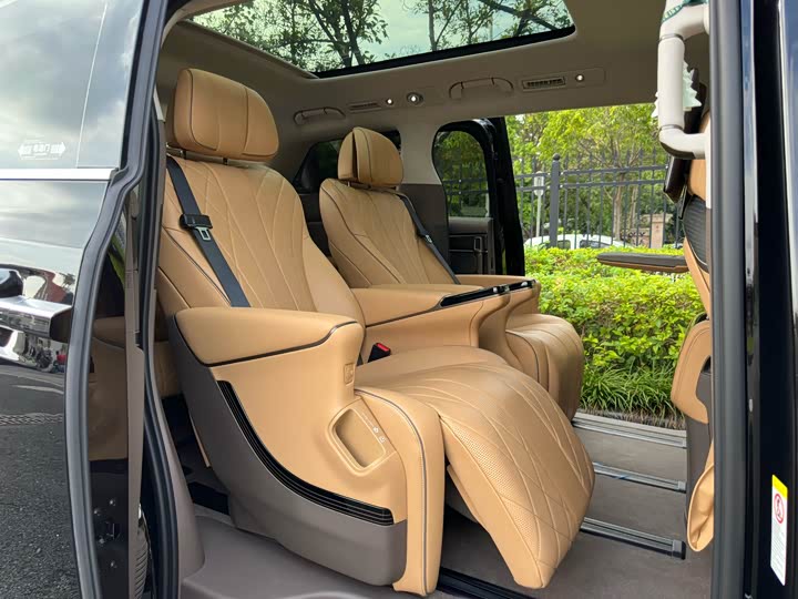 Фото 14 - Denza D9