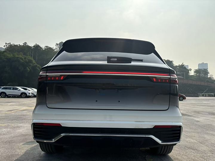 Фото 9 - Geely Monjaro