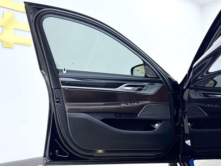 Фото 17 - BMW 7 Series