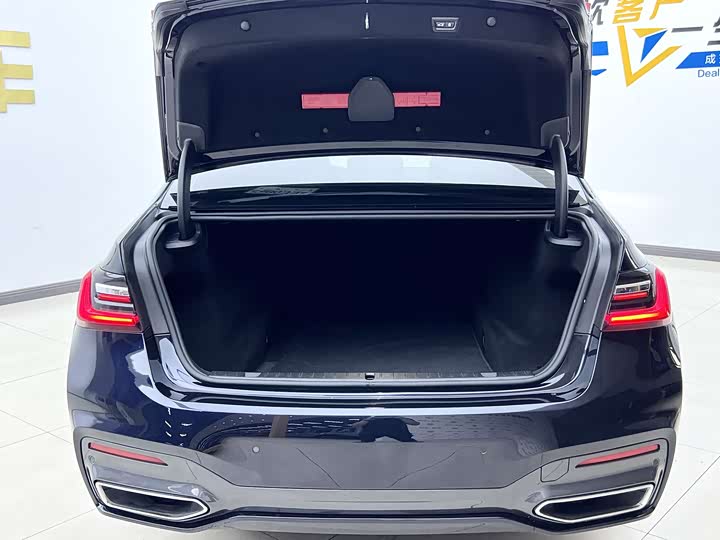 Фото 18 - BMW 7 Series