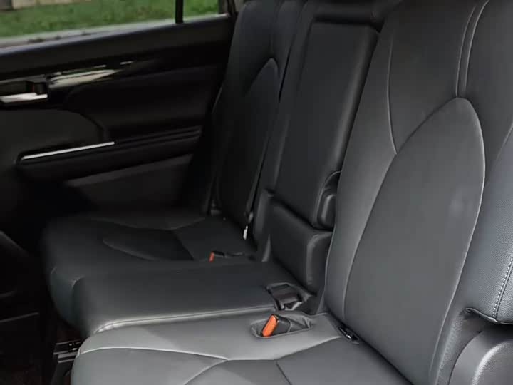 Photo 8 - Toyota Highlander