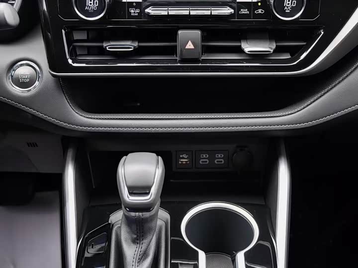 Photo 9 - Toyota Highlander