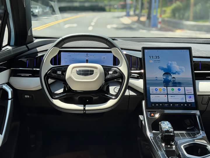 Фото 10 - Geely Atlas L