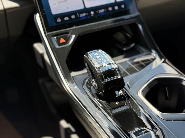 Фото 12 - Geely Atlas L