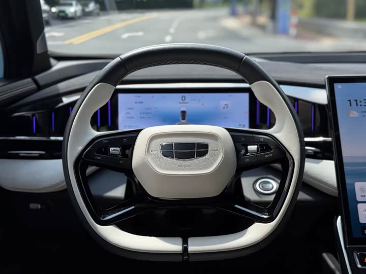 Фото 13 - Geely Atlas L